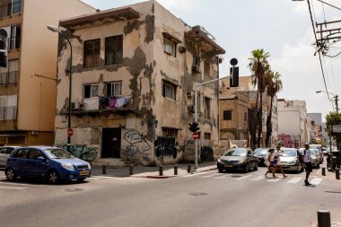 Tel Aviv, İsrail - 9 Eylül 2011: İsrail 'in Tel Aviv kentindeki Tel Baruch plajı yakınında karşıdan karşıya geçen yayalar.