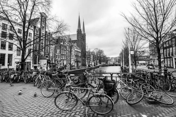 Ámsterdam Países Bajos Febrero 2010 Bicicletas Calle Cerca Del Canal — Foto de Stock