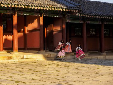 Seul, Güney Kore - 3 Haziran 2017: Renkli geleneksel giyimli genç kadınlar - Hanbok Gyeongbokgung Sarayı 'nı ziyaret ediyor.
