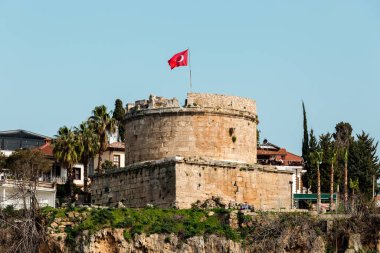 Antalya, Türkiye - 22 Şubat 2019: Antalya 'nın Eski Kaleici ilçesinde Türkiye bayrağı bulunan eski kale kulesi.