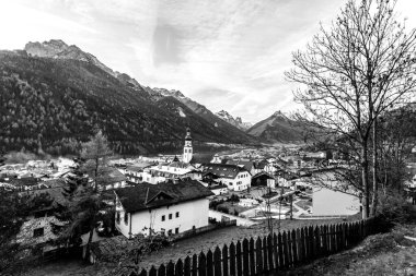 Alp Vadisi 'ndeki Fulpmes kasabasının siyah beyaz manzarası, Tirol, Avusturya.