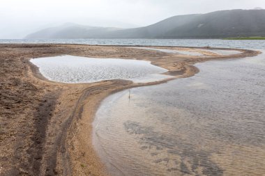 Tolmachev Gölü. Rusya 'nın Kamçatka Yarımadası' nın doğusunda büyük bir tatlı su gölü.