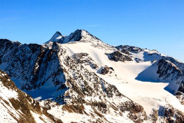 Alpler kayak merkezi. Avusturya, Stubai, Stubaier Gletscher. Yüksek kayalık dağ manzarası. Dağın güzel manzarası.