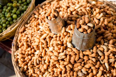 Çiğ organik fıstık. Kabuklu yerfıstığı. Çiftçi pazarında sağlıklı yiyecekler