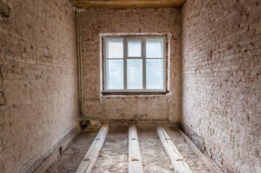 Yenilenmeden önce eski dairede sökülüyor.