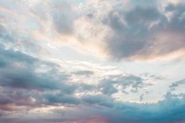 Pastel renkli mavi gökyüzü. Yumuşak bulutların yumuşak dokusu.