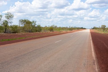 Avustralya kırsalında boş asfalt yol. Orta Avustralya