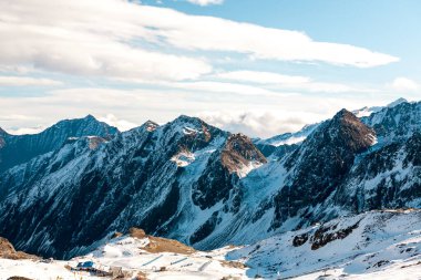 Yüksek kayalık dağ manzarası. Mount 'ın güzel manzarası. Alpler kayak merkezi. Avusturya, Stubai, Stubaier Gletscher