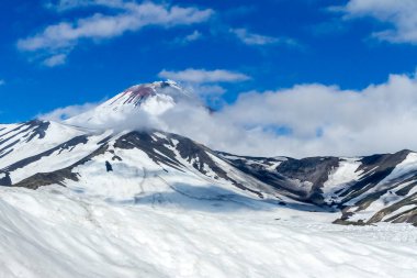 Avachinsky Volkanı 'nın manzarası. Kamçatka Yarımadası, Rusya.