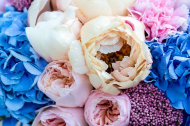 Üzerinde pembe karanfil çiçekleri olan bir buket şakayık. Çiçek festivali arkaplanı