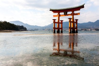 Miyajima, Japonya - 28 Aralık 2009: Miyajima Adası açıklarındaki Itsukushima Tapınağı 'nın Yüzen Tori Kapısı.