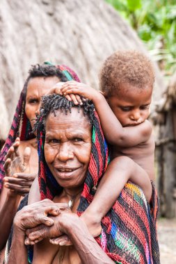 Wamena, Endonezya - 9 Ocak 2010: Dani kabilesinin Dugum Dani Köyü 'ndeki halkı.