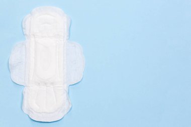 Mavi arka planda beyaz hijyenik peçete.