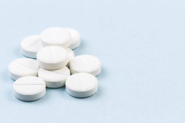 Mavi arka planda beyaz haplar