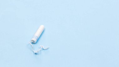 Mavi arka planda beyaz tampon