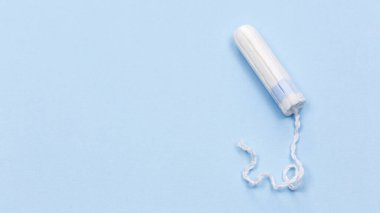 Mavi arka planda beyaz tampon, tıbbi konsept.