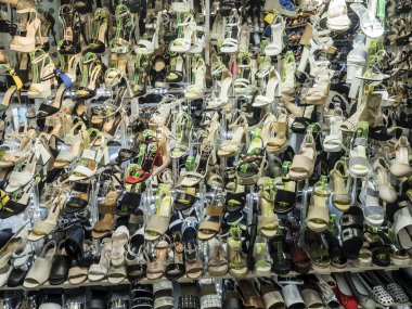 Suwon, Güney Kore - 16 Haziran 2017: Suwon ana caddesinde ayakkabılı gösteri