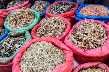 Nepal, Katmandu 'da küçük bir markette poşet içinde kurutulmuş balık. Asya mutfağında kullanılan balık.