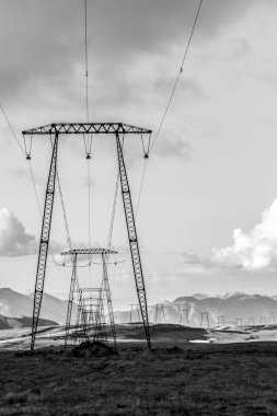 Kamçatka dağlarındaki elektrik hatları. Rusya