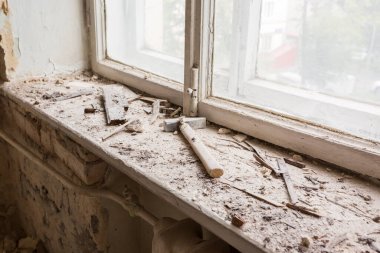 Yenilenmeden önce eski dairede sökülüyor.