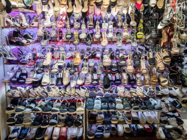 Suwon, Güney Kore - 16 Haziran 2017: Suwon ana caddesinde ayakkabılı gösteri