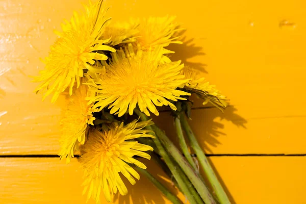 Dandelions Amarelos Brilhantes Fundo Madeira Amarelo Conceito Verão Espaço Cópia — Fotografia de Stock