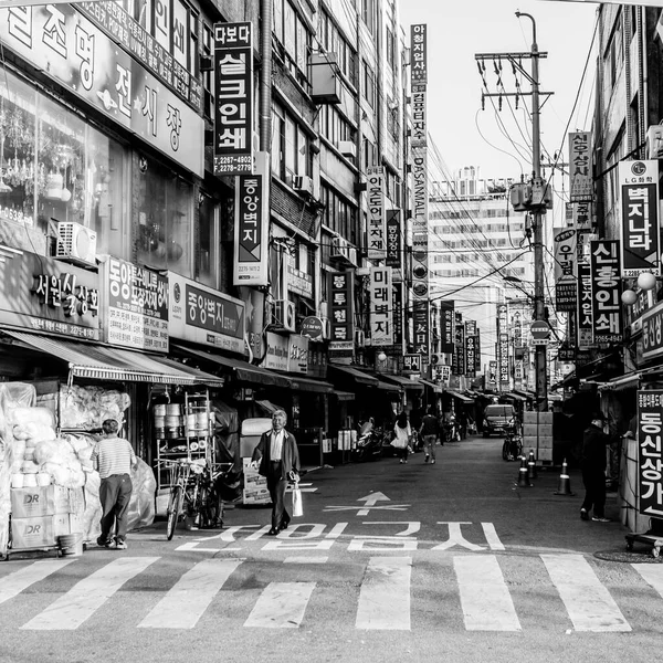 韓国ソウル 2017年5月31日ソウル清渓川近くの小さな通りを歩く人々 — ストック写真