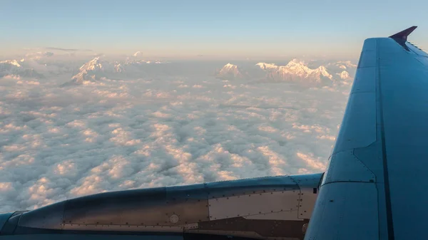 Vista aérea para as montanhas do Himalaia ao pôr-do-sol do pórtico do avião — Fotografia de Stock
