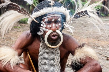 Wamena, Endonezya - 9 Ocak 2010: Dani kabilesinin lideri Dugum Dani Village, Irian Jaya, Endonezya Yeni Gine