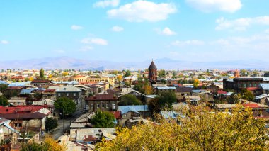 Gyumri şehrine, Ermenistan 'a, dağların arkasına bakın.
