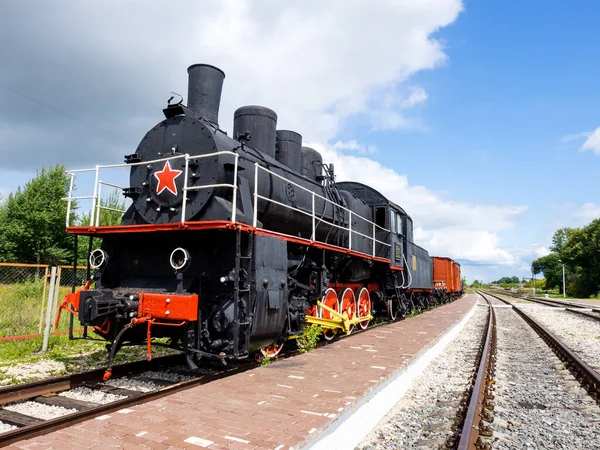 Belev, Rusia - 04 de agosto de 2019: Tren de vapor anticuado cerca de la estación de Belev. — Foto de Stock