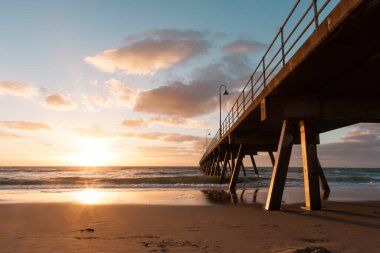 Glenelg Jetty gün batımında. Güney Avustralya, Adelaide. Deniz manzarası