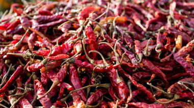 Meksika 'da bir markette acı biber. Kurutulmuş kırmızı biber yığını