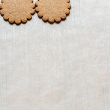 Zencefilli kek arka planı. Kahverengi yuvarlak kurabiyeler kağıt üzerinde, boşluğu kopyala.