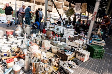 Tel Aviv, İsrail - 12 Eylül 2011: İnsanlar eski Jaffa, Tel Aviv, İsrail 'deki bit pazarından eski antika tabakları satın alıyorlar