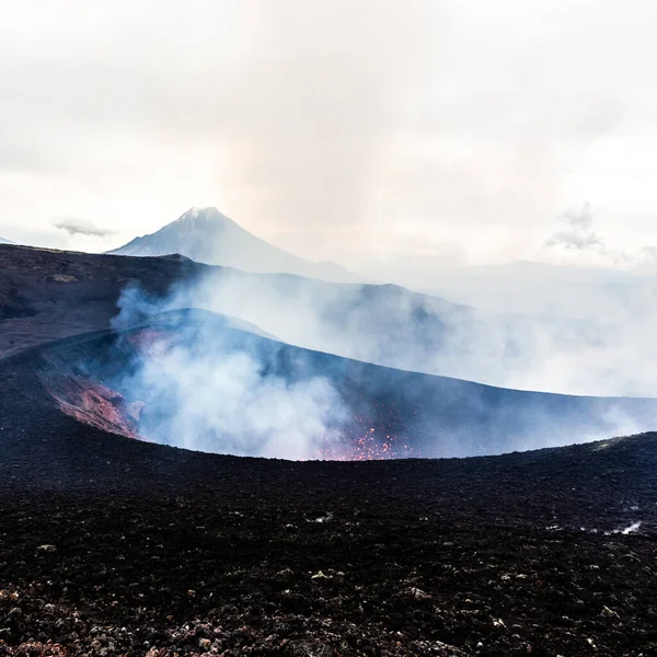 Cráter Volcán Erupción Lava Caliente Roja Vuela Desde Respiradero Del — Foto de Stock