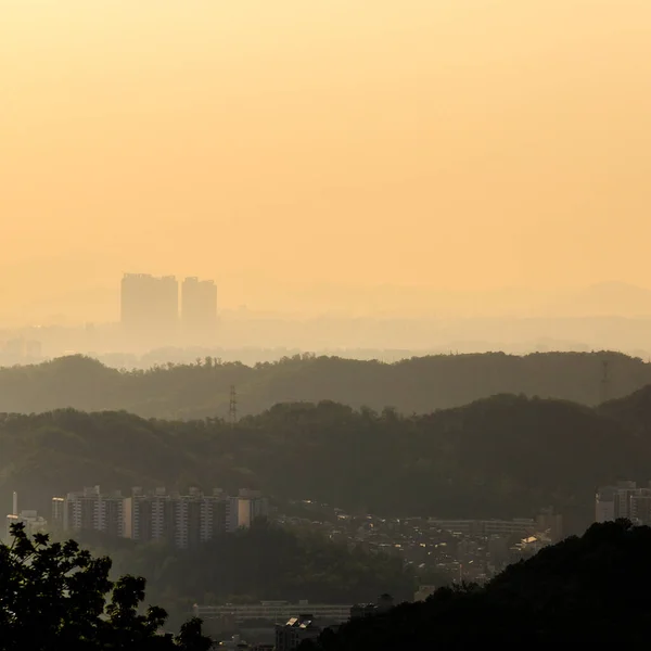 ソウル 韓国でスモッグ 都市環境における大気汚染 生態学の概念 — ストック写真