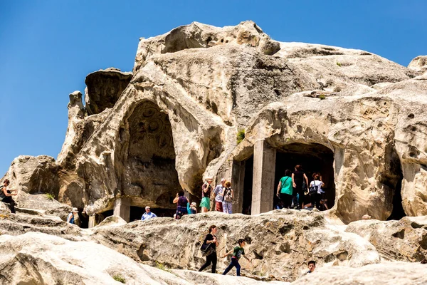 Uplistsikhe Gruzja Czerwca 2016 Turyści Odwiedzający Starożytne Miasto Jaskiniowe Uplistsikhe — Zdjęcie stockowe