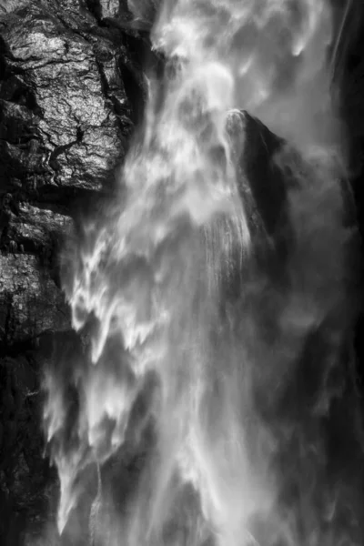 Água Caindo Natureza Abstrata Fundo Branco Preto Cachoeira Himalaia — Fotografia de Stock