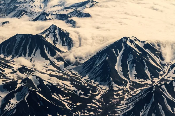 Utsikt över Kamtjatka bergen från flygplansöppningen — Stockfoto