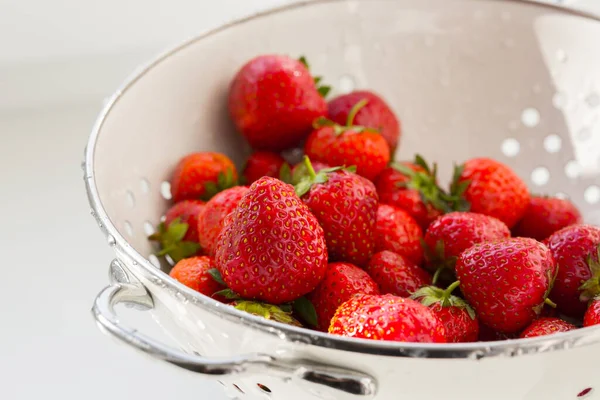 Frische rote reife Bio-Erdbeere in der weißen Stahlschale. — Stockfoto