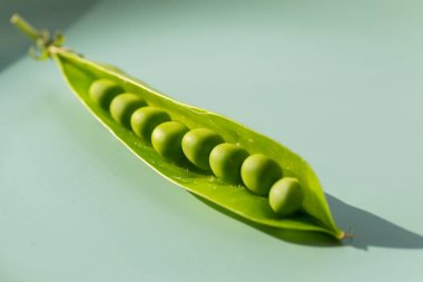 Taze taze bezelyenin yakın görüntüsü.