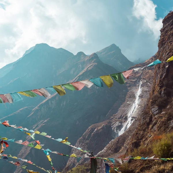 Naturaleza borrosa fondo de montaña. Banderas budistas de oración ondeando en el viento. —  Fotos de Stock