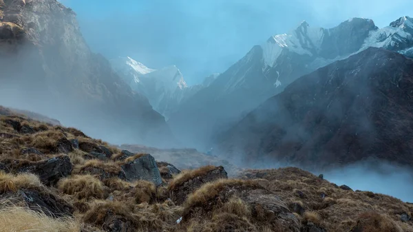 Montanhas nebulosas, manhã no Himalaia, Nepal, região de Annapurna — Fotografia de Stock