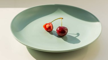 Taze taze kiraz yeşil tabakta.