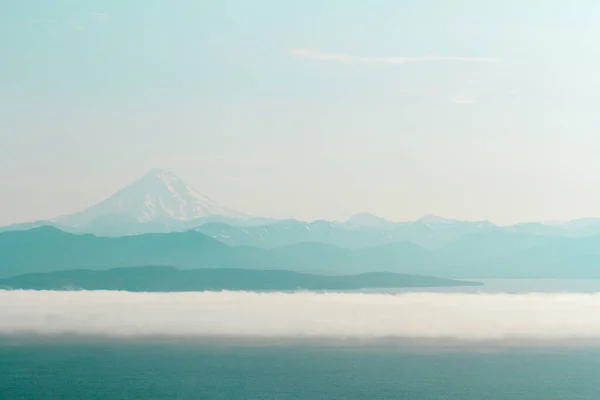 Vista do vulcão Vilyuchinsky de manhã cedo, Kamchatka, Rússia — Fotografia de Stock