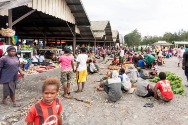 Wamena, Endonezya - 9 Ocak 2010: İnsanlar Papua Yeni Gine 'nin Baliem Vadisi' ndeki yerel Wamena pazarındalar.