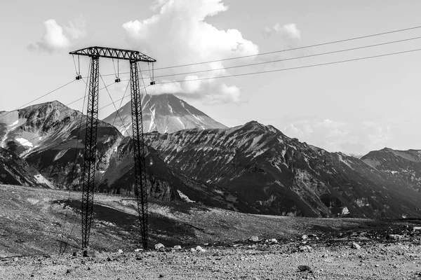 Kraftledningar Mot Bakgrund Vulkanen Vilyuchinsky Kamtjatka Bergen Ryssland Kamtjatka Halvön — Stockfoto
