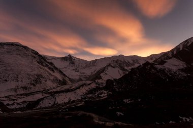 Himalayalar 'da günbatımı. Tilicho Merkez Kampı, Nepal, Annapurna Koruma Alanı.