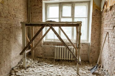 Yenilenmeden önce eski dairede sökülüyor.